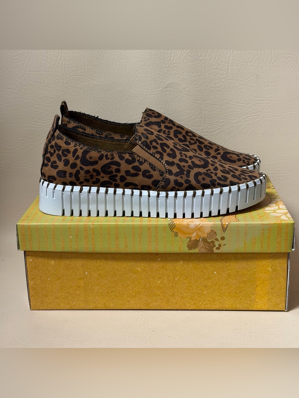 Very G Women's Sandra Leopard Print Slip-On
Shoes Size8 - Picture 6 of 6